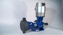 Bomba dosificadora de membrana en PVC/PTFE Serie DRMC105 c.c.